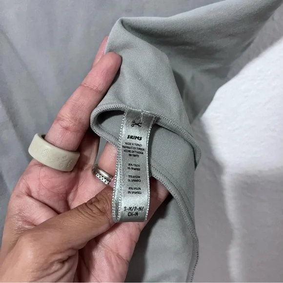 SKIMS Essential Long Sleeve Scoop Neck Thong Bodysuit Light Grey Sz Small - Picture 4 of 7